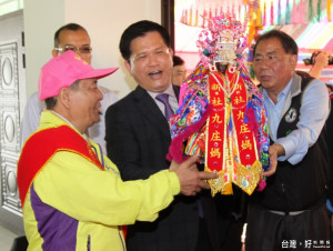 新社九庄媽遶境登場，市長林佳龍（中）護轎、恭迎媽祖入壇安座。（記者黃玉鼎攝）