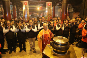 北港朝天宮依循古禮接神、祭拜，住持釋會茂朗誦經文，蔡咏锝率領董

監事會至各殿祭拜，接神後依序抽出六公籤。（記者蘇榮泉攝）