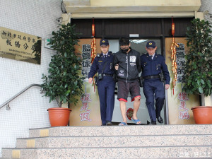 邱姓男子大年初四行搶，栽跟斗狼狽進警局，依刑法搶奪及公共危險等罪送辦。（圖／記者黃村杉攝）