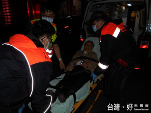 警方救助冷昏路旁的婦人。林重鎣攝
