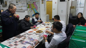 除夕夜有洋蔥 新南警邀獨居老人共圍爐