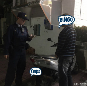 搶下學甲分局「治安達人」頭香的北門分駐所所長陳裕勇（左）執勤情形。（記者邱仁武／攝）