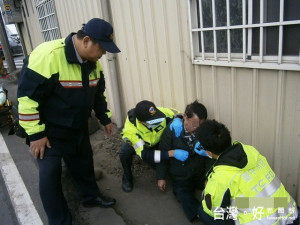 太平警方救助昏倒路邊男子。林重鎣攝