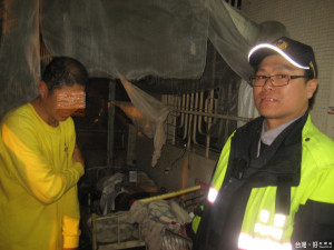 老翁倒臥路旁 警方緊急聯絡家屬帶回