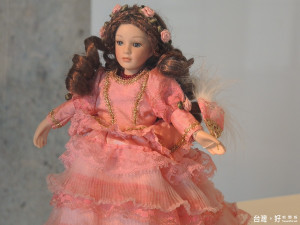 陶瓷藝術娃娃之美作品展，即日起至2月19日於陶博館B1陶藝長廊展出。（圖／記者黃村杉攝）