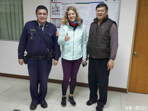 Nathalie不禁大讚台灣警察好熱情，拉著員警一起合影留念。（圖／記者黃村杉攝）