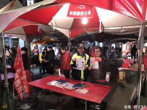 板橋警分局春節期間分別於板橋慈惠宮、接雲寺、愛買、浮洲福德宮等處設置「機動派出所」。（圖／記者黃村杉攝）