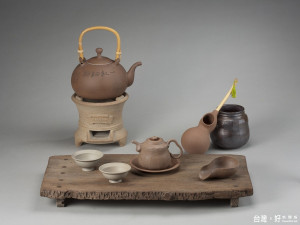 臺灣陶瓷藝術之美歐洲各地巡迴展，以陳景亮《亮式茶席》創作驚豔四座。（圖／陶博館提供）