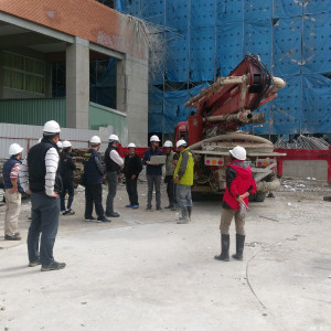 為了解發生鷹架倒塌的真正原因，桃園地檢署與台北市土木技師公會等單位至事故現場會勘，做最後的確認。(記者陳寶印攝)

