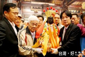 賴市長、碧雲寺董事長籃濟源等董、監事等人一同扶佛祖媽上轎起駕，數千信徒持香與火把一路相隨，完成觀音佛祖起駕典禮。