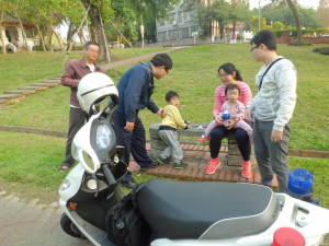 公園內孩童走失啜泣 警民合作尋得家人帶回過好年