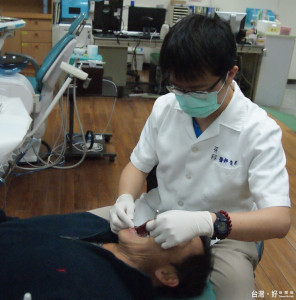 植牙或做假牙都須和醫師討論及視自己身體狀況評估。（記者許素蘭／攝）