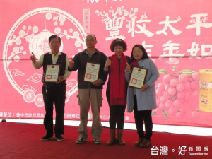 市議員李麗華和模範農事小組長合影。林重鎣攝