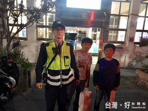 烏日警方協助學童搭車。林重鎣攝