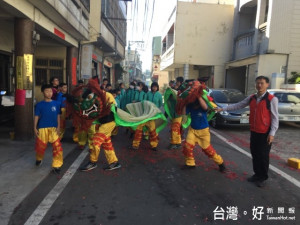 外埔區馬鳴國小校長李勝億率學生舞獅、擊鼓學生十餘人，在村內舞

獅拜年，增添偏僻地區的過年喜氣及熱鬧。（記者陳榮昌攝）