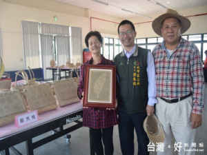 大甲西岐里舉辦活動，鄒秀梅展示一系創意藺草編織，尤其台灣圖型

編織獲得大甲區長劉來旺的肯定，出與里長羅永宗一起合照留念。（

記者陳榮昌攝）