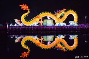 坐落北港燈區水道頭「鯉魚躍龍門」副 主燈耀眼登場。（記者郭春輝攝）