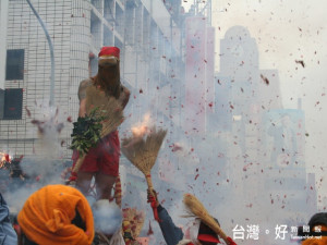 「北天燈、南蜂炮、台東炮轟寒單爺」已成為國內觀光的重頭戲。（圖／台東縣政府提供）