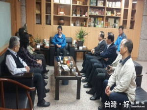  后里農會會員代表選舉白熱化，檢、警、調首長於八日下午連袂拜訪

后里區農會候聘人，祈共同營造乾淨選舉、端正選風。（記者陳榮昌

攝）   
