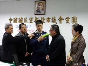 新北市議員周勝考、洪佳君召開酒測烏龍記者會，希望警方建立酒測執法的SOP。（圖／記者黃村杉攝）