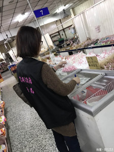 ▲衛生局稽查人員前往市場、賣場稽查湯圓配料。（圖／記者許凱涵攝）