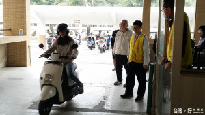 ▲假日民眾可依指定時間前往監理所考取駕照。（圖／記者潘姿瑛攝）