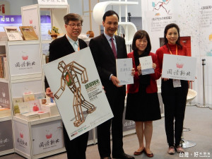 市長朱立倫與知名作家廖玉蕙等在臺北國際書展，共同推薦文化局出版的《書說新北》新書。（圖／記者黃村杉攝）
