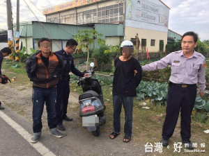 公正所警員發現有2名毒蟲騎車不時東張西望行跡可疑，攔查時還加速逃逸，通報警網將2人逮捕。（記者陳昭宗拍攝）