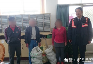 3名竊賊未經他人同意下，而擅自採收他人田裡之作物，遭警方依竊盜罪現行犯予以逮捕。（記者陳昭宗拍攝）