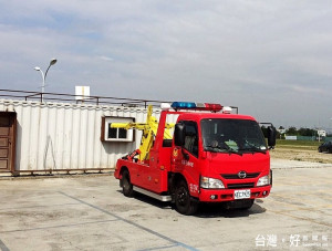 雲林縣警局交通隊拖吊車已在虎尾、北港兩個燈區待命中。（記者陳昭宗拍攝）