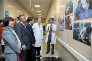 來訪貴賓在雙和醫院李飛鵬院長(右2)及林家瑋副院長(右1)帶領下共同參觀攝影作品
