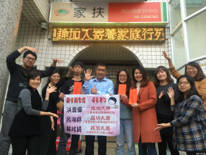 南台南家扶中心扶助多年的學子林玫綺（右四）、呂湘婷（右五）、洪晉偉（左四），分別考取公立大學研究所，該中心主任李保良（中）頒發獎學金鼓勵！