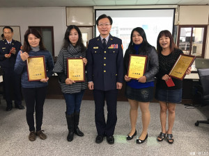 佳里分局長莊勝雄（中）表揚「移動治安廣播站」傑出導遊。（記者邱仁武／攝）