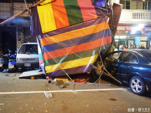 喝茫了開車衝進廟會祭祀場　4名信眾被撞傷現場一片狼藉
