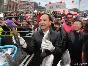 神明淨港文化祭「漁獲滿艙」，朱市長將滿滿的漁貨卸貨，象徵漁民豐收。（圖／記者黃村杉攝）