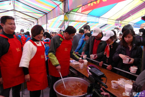 竹山鎮紫南宮「農曆正月十六呷丁酒」民俗活動於12日熱鬧登場，廟方準備10萬人份的麻油雞供民眾「呷免驚」！縣長林明溱、縣議員許素霞、蔡宜助並為聞香而來的民眾盛雞酒，場面熱鬧。