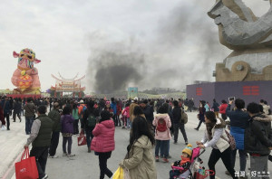 虎尾主燈區一競賽燈組漏電而起火，冒出濃濃黑煙，引起民眾一陣騷動。（民眾提供）