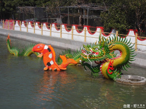 集集鎮大眾爺廟鯉魚池的龍吐水雕龍重新油漆後見客。﹙記者吳素珍攝﹚