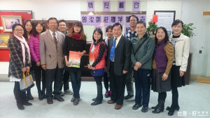 藝術家劉子卉.莊鵑萍(中間)水商劉丙燈校長、投商何景標校長(兩側)及教師同仁合影