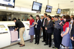 柯文哲試乘機捷，體驗預辦登機行李託運服務。