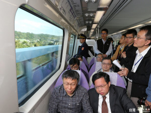 柯文哲與鄭文燦一起搭機捷：excellent，99分～