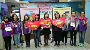民眾若遇到生活上問題有關懷需求，衛生局提供24小時的電話關懷及心理諮詢面談服務。