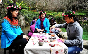 日月潭茶文化推廣協會以專屬日月潭紅茶文化為出發點所設計的紅茶席，讓消費者輕鬆品茗。