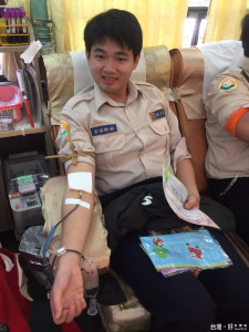 日月潭管理處替代役挽袖捐熱血助血荒。

