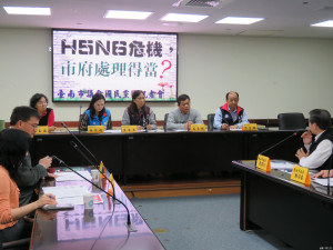 議會國民黨團議員表示，雖然不斷呼籲市民不要餵食野鳥，小朋友抵抗力很弱，如果野鳥就像那隻死亡的小水鴨一樣感染H5N6怎麼辦？