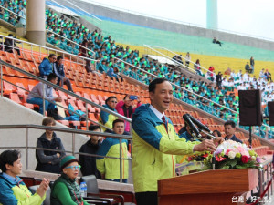 市長朱立倫主持中等學校運動會開幕典禮，鼓勵選手們延續新北市過去的運動佳績，挑戰且要超越自我。（圖／記者黃村杉攝）