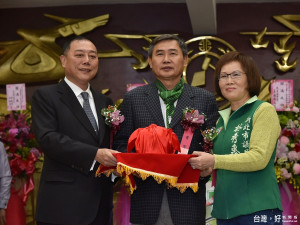 新北市議會民進黨團幹部交接，卸任總召張瑞山、新任總召林秀惠，副秘書長李俊毅監交。（圖／記者黃村杉攝）