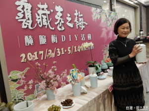 館長吳秀慈強調，今年的《梅梗》是由陶博館同仁自行設計而來，從繪圖到完成一手包辦。（圖／記者黃村杉攝）