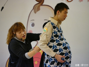 替代役男穿上特製的孕婦裝，體驗懷孕媽媽的辛苦及行動緩慢不靈活。（圖／記者黃村杉攝）