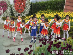 中社觀光花市推出珍貴數十種鬱金香，以迎接228連續假期及假日遊客

觀賞。二十二日十餘位可愛活潑小朋友在花海中大跳童歡花舞，正式

為花季揭幕，吸引眾多遊客圍觀，場面相當熱鬧。（記者陳榮昌攝）
